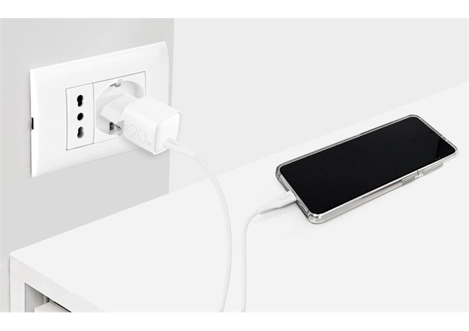 Puro Compact wall charger Nano with 20W USB-C Port